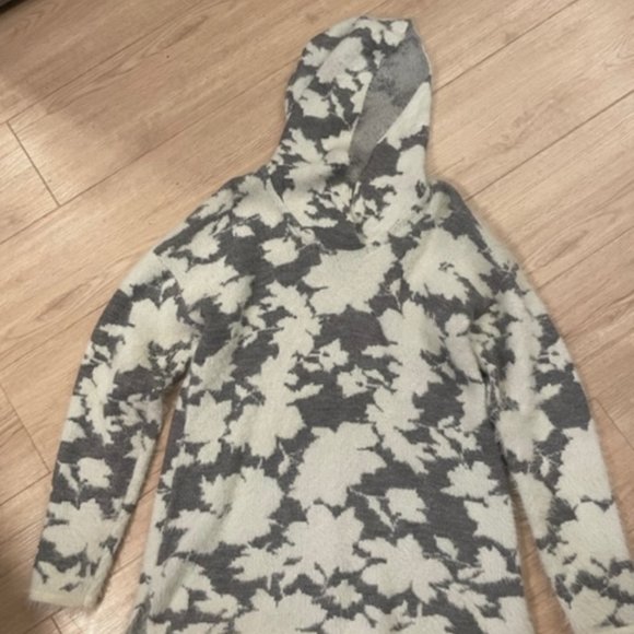 Grey and White Sweater - Picture 4 of 6